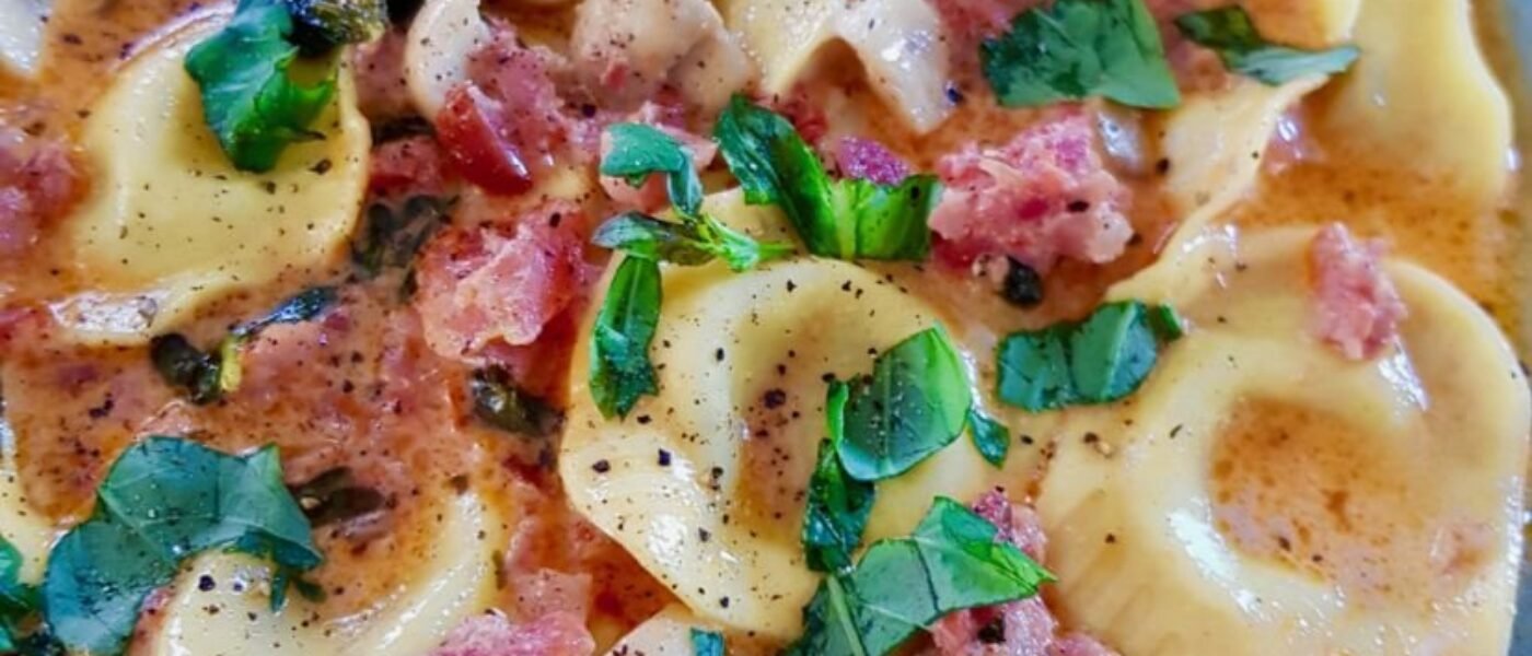 Dobroty na každý deň: Ravioli plnené syrom s omáčkou z paradajkového krému a slaninkou