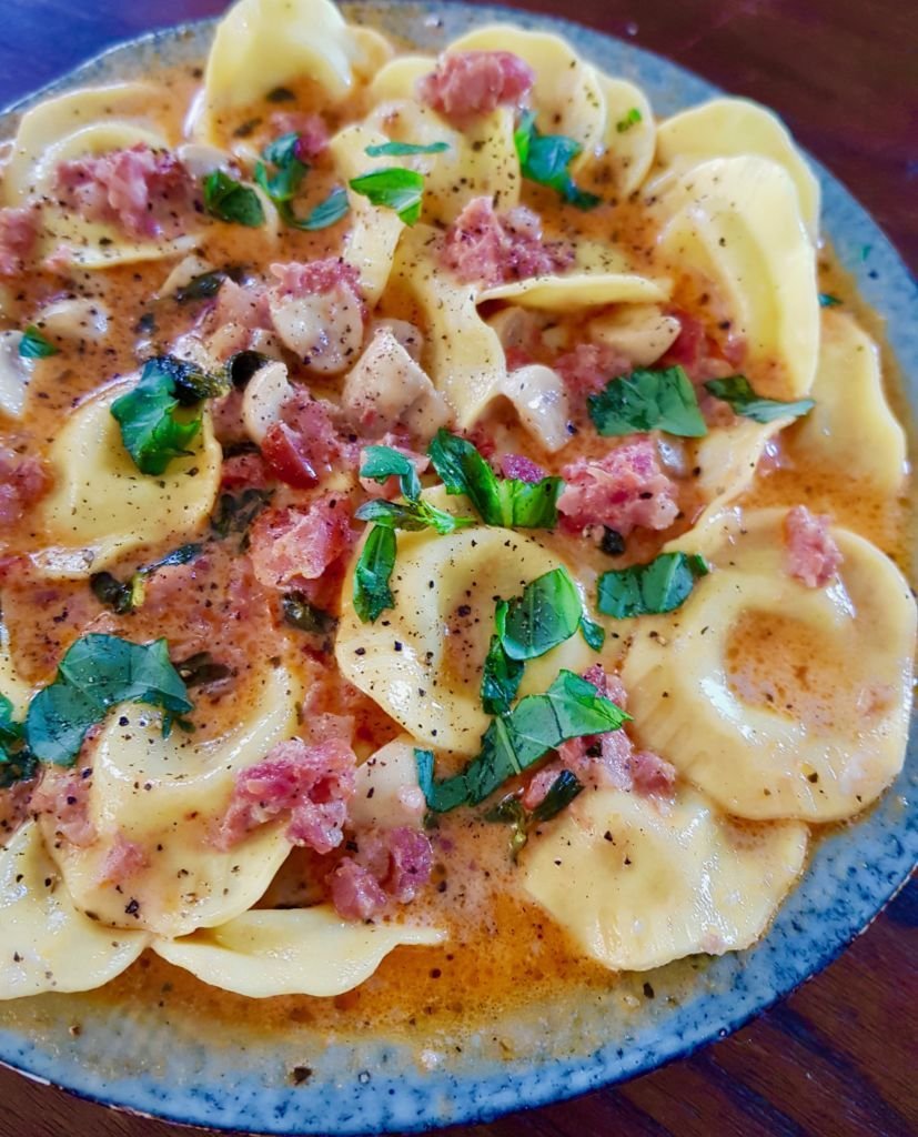 Dobroty na každý deň: Ravioli plnené syrom s omáčkou z paradajkového krému a slaninkou