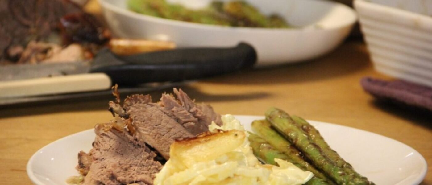 Dobroty na každý deň: Pečená jahňacina s dauphinoise zemiakmi, grilovanými bylinkami a gremolatou