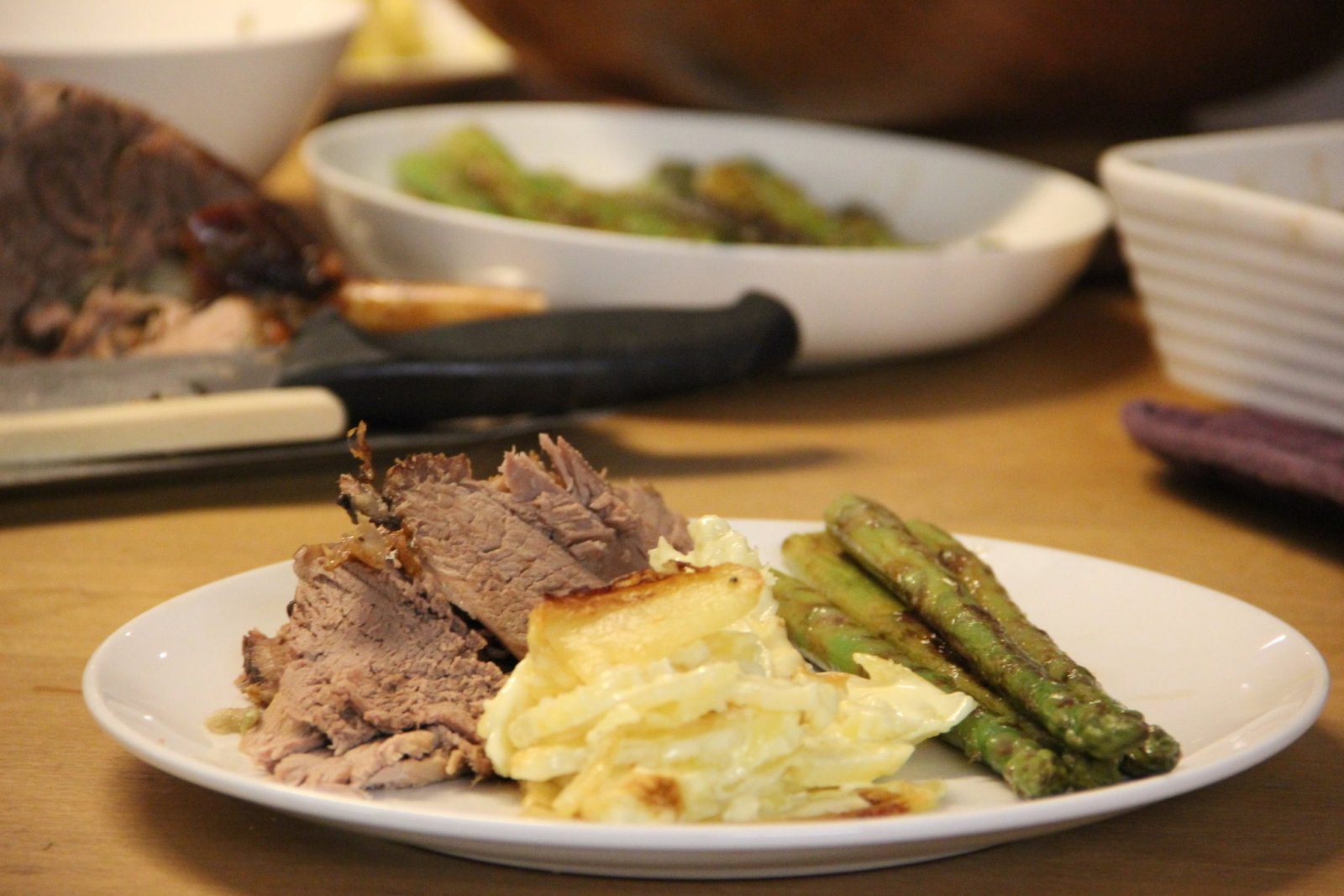 Dobroty na každý deň: Pečená jahňacina s dauphinoise zemiakmi, grilovanými bylinkami a gremolatou