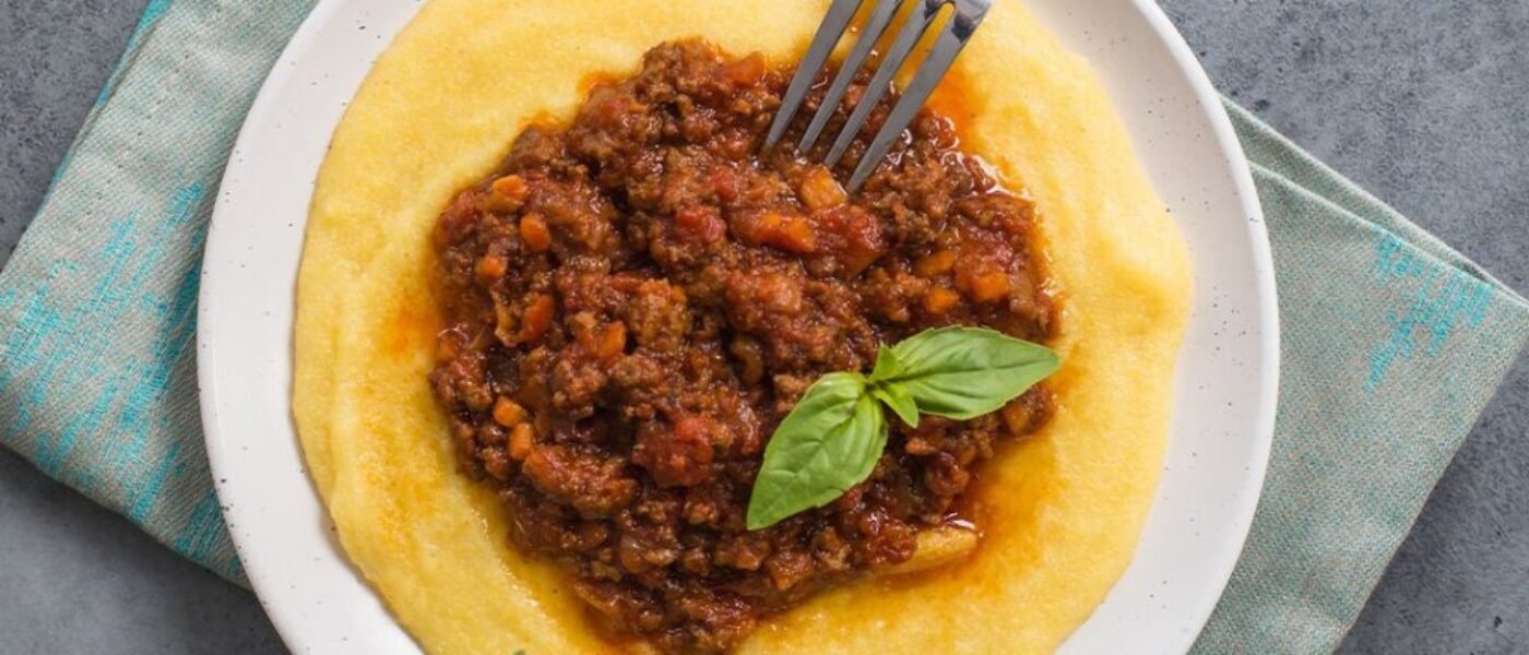 Dobroty na každý deň: Mamaliga s bolognskou omáčkou – Dokonalé spojenie krémovej lahodnosti a talianskej vášne!