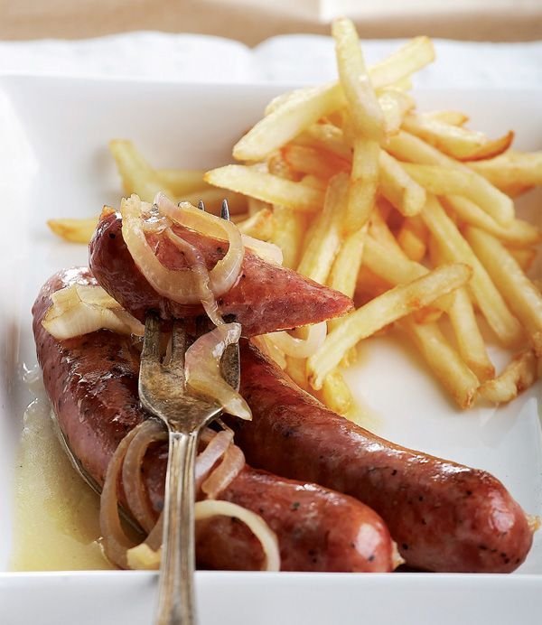 Dobroty na každý deň: 🌭 Bravčové klobásky na pive – rýchla pochúťka k večernému posedeniu 🍺
