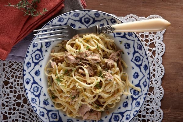 Dobroty na každý deň: Ligurínske cestoviny s tuniakom, citrónom a kôprom – rýchly, svieži a lahodný recept! 🍋🐟