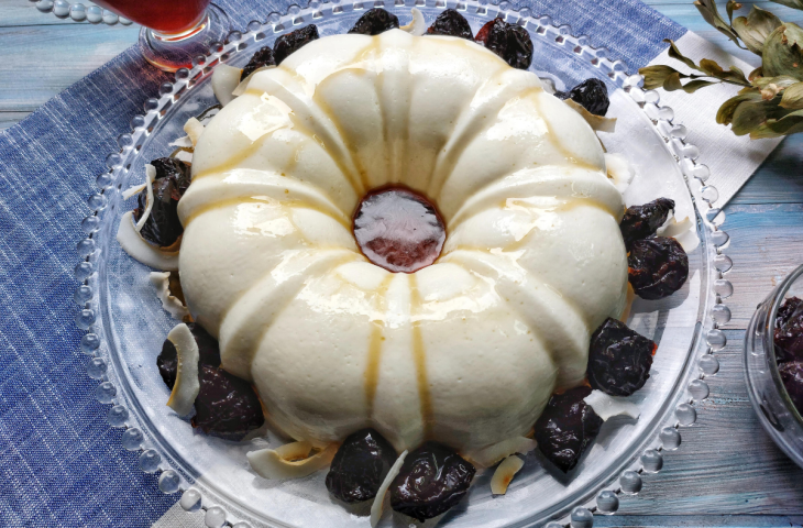 Dobroty na každý deň: Krémový kokosový manjar s karamelovou polevou a slivkami