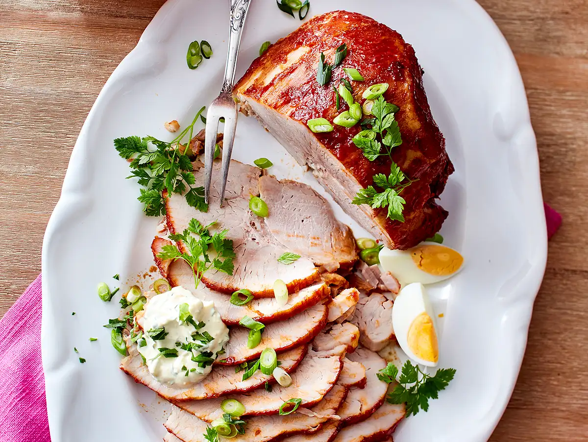 Dobroty na každý deň: Veľkonočný bôčik s bylinkovou omáčkou