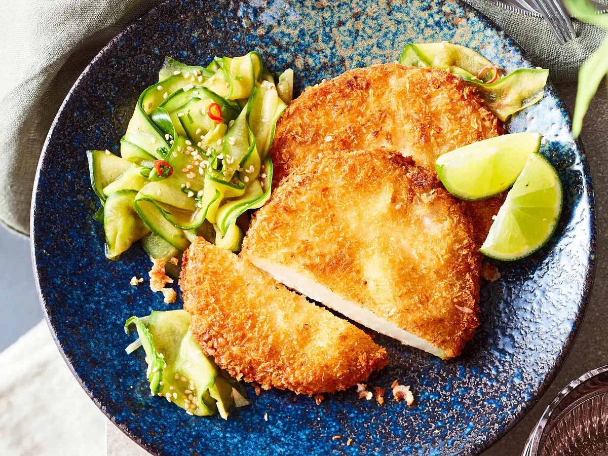 Dobroty na každý deň: Chrumkavé kalerábové rezne s ázijským uhorkovým šalátom