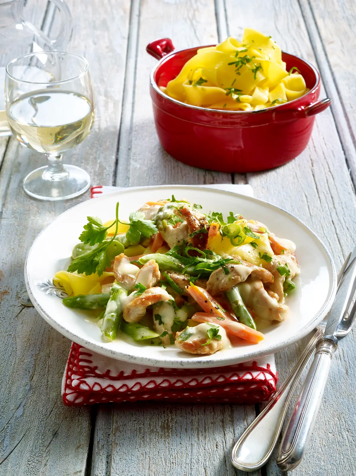 Dobroty na každý deň: Morčacie soté s jarnou zeleninou a širokými rezancami