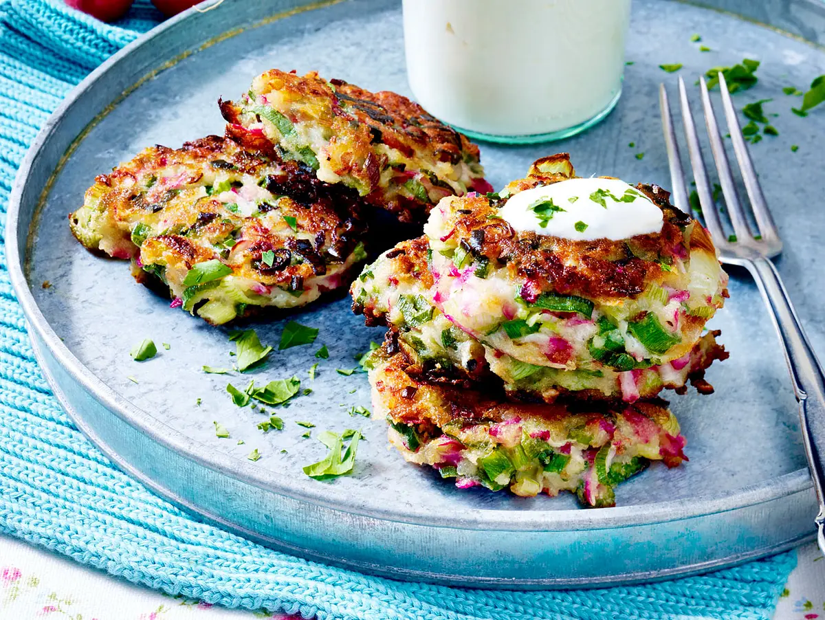 Dobroty na každý deň: Chrumkavé reďkovkové placky s jogurtovým dipom