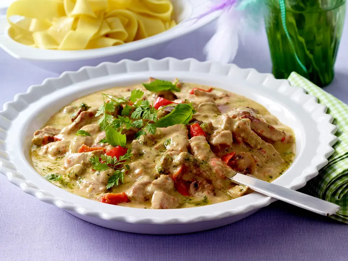 Dobroty na každý deň: Mäsové rezance v pesto smotanovej omáčke