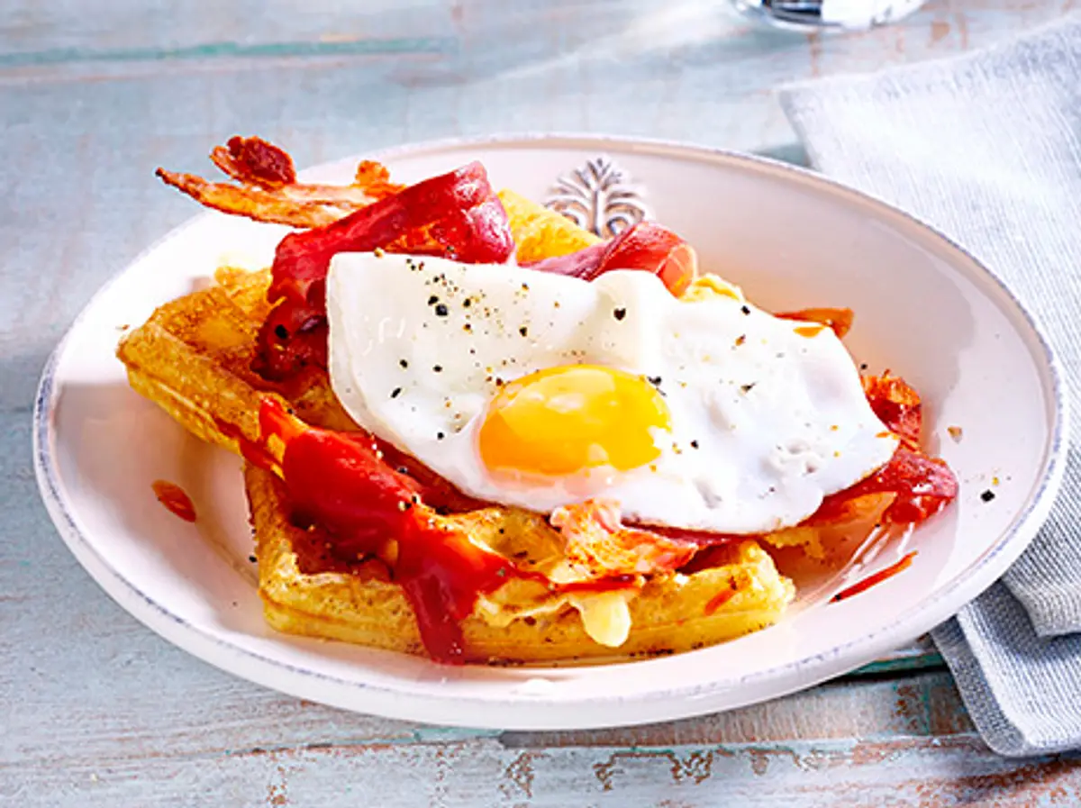 Dobroty na každý deň: Výdatné wafle so slaninou a volským okom