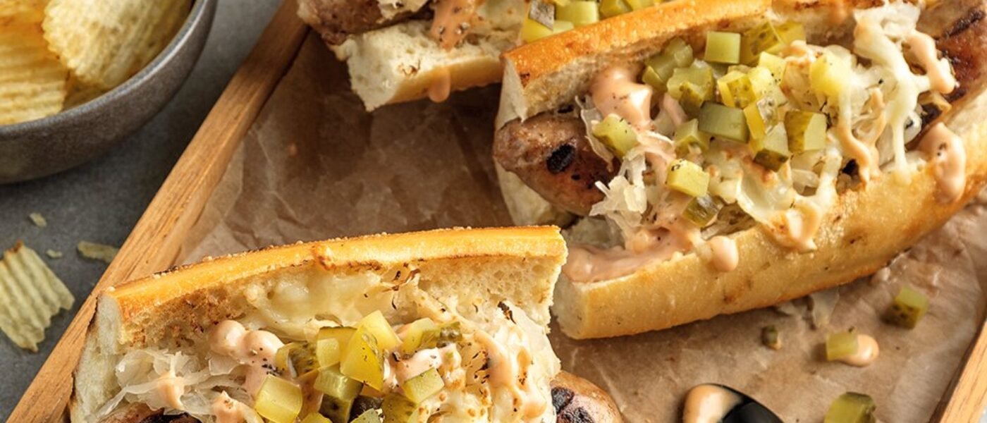 Hot-dogy so sladkokyslou kapustou, syrom a nakladanými uhorkami