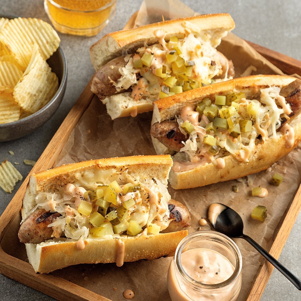 Hot-dogy so sladkokyslou kapustou, syrom a nakladanými uhorkami