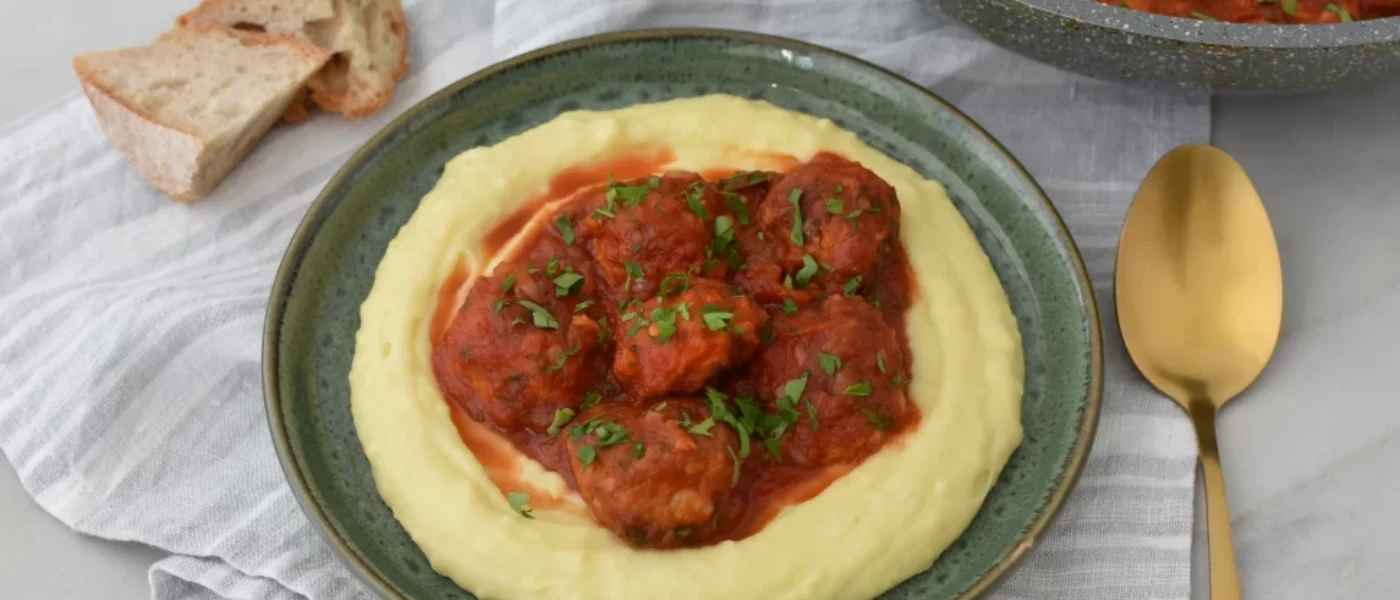 Marinované bravčové fašírky v paradajkovej omáčke s nadýchaným zemiakovým pyré