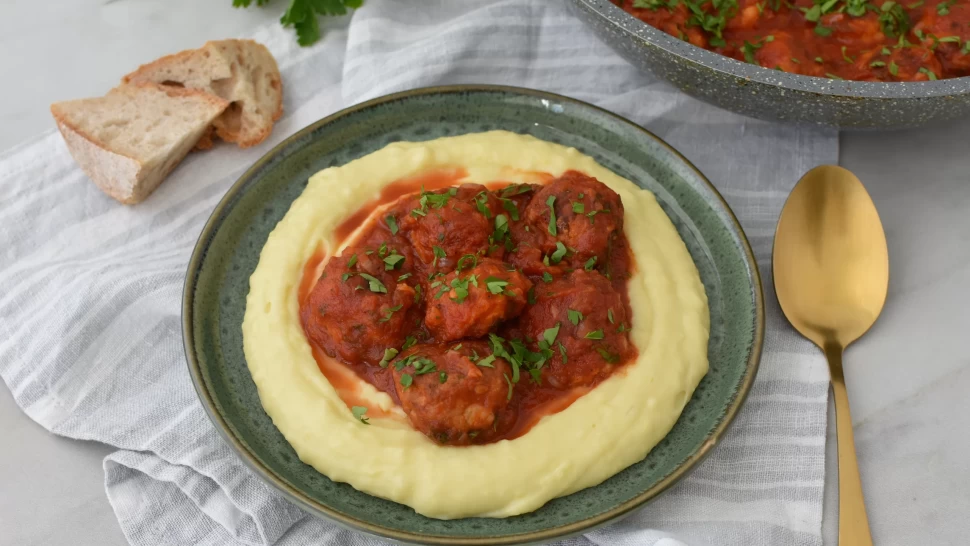 Marinované bravčové fašírky v paradajkovej omáčke s nadýchaným zemiakovým pyré