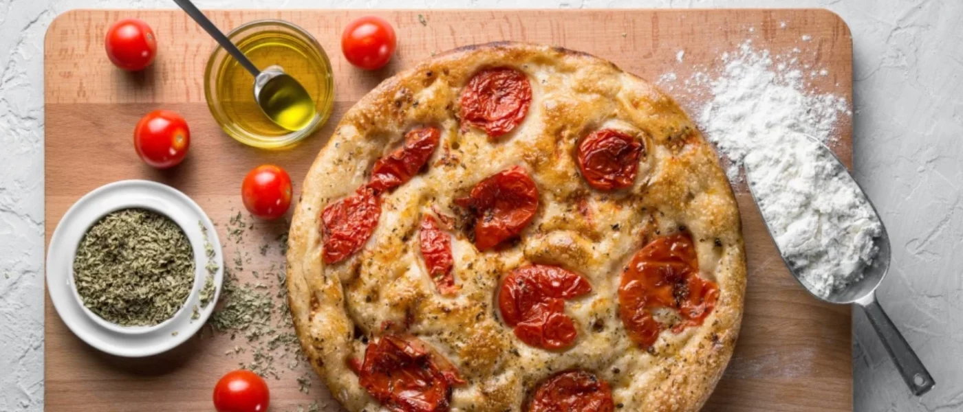 Úžasná focaccia s cibuľou a cherry paradajkami