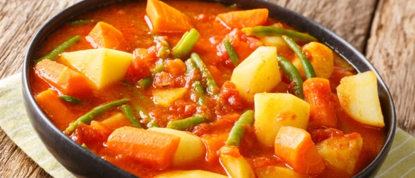 Osviežujúci zemiakový guláš so zelenou fazuľkou