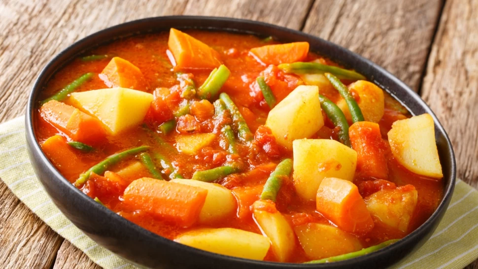 Osviežujúci zemiakový guláš so zelenou fazuľkou