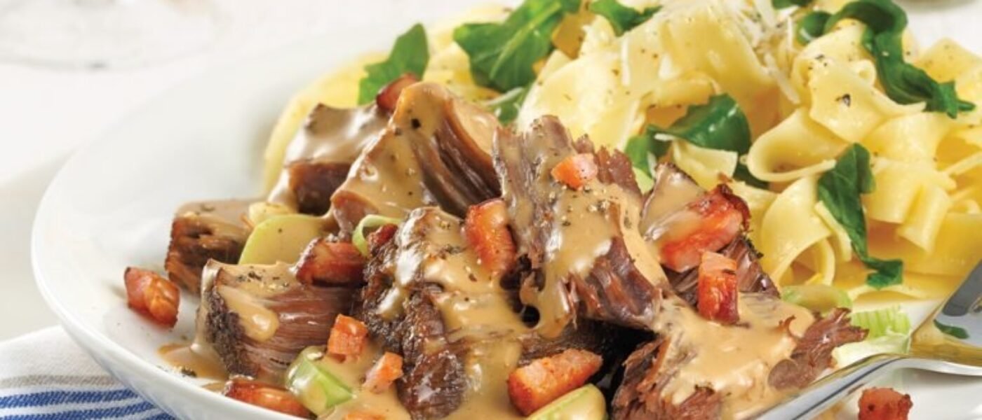 Dusené hovädzie na pive s pórikmi v pomalom hrnci