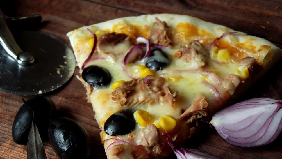 Chutnučká domáca pizza s tuniakom a kukuricou