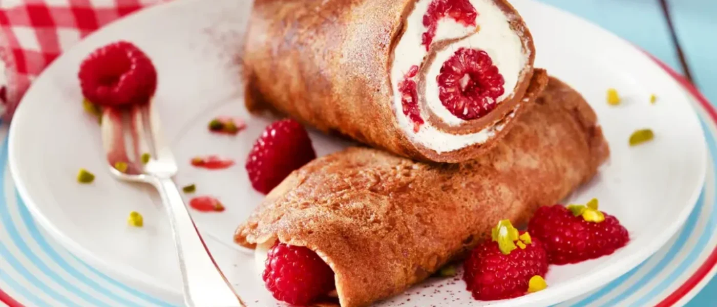 Dobroty na každý deň: Čokoládové palacinky s tvarohovo-malinovou plnkou a malinovým pyré