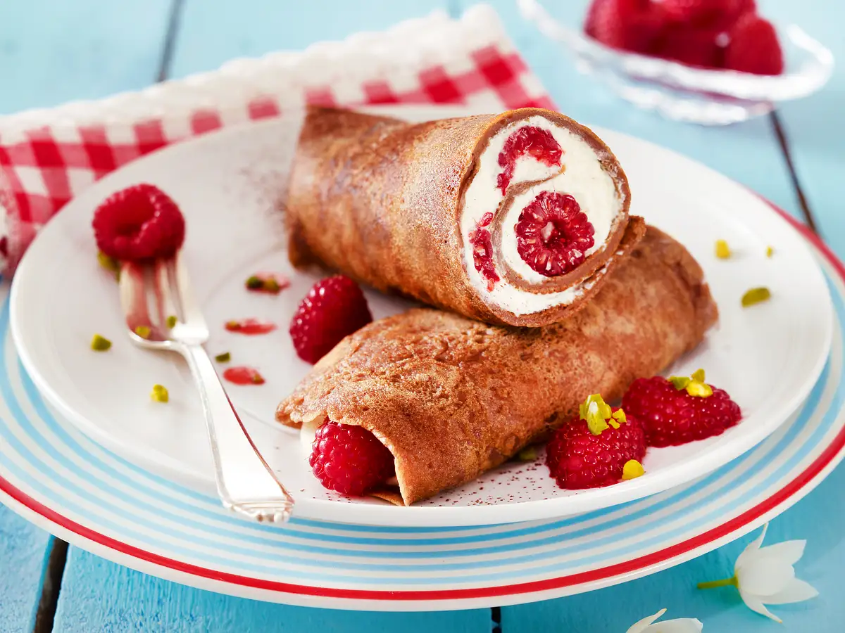 Dobroty na každý deň: Čokoládové palacinky s tvarohovo-malinovou plnkou a malinovým pyré