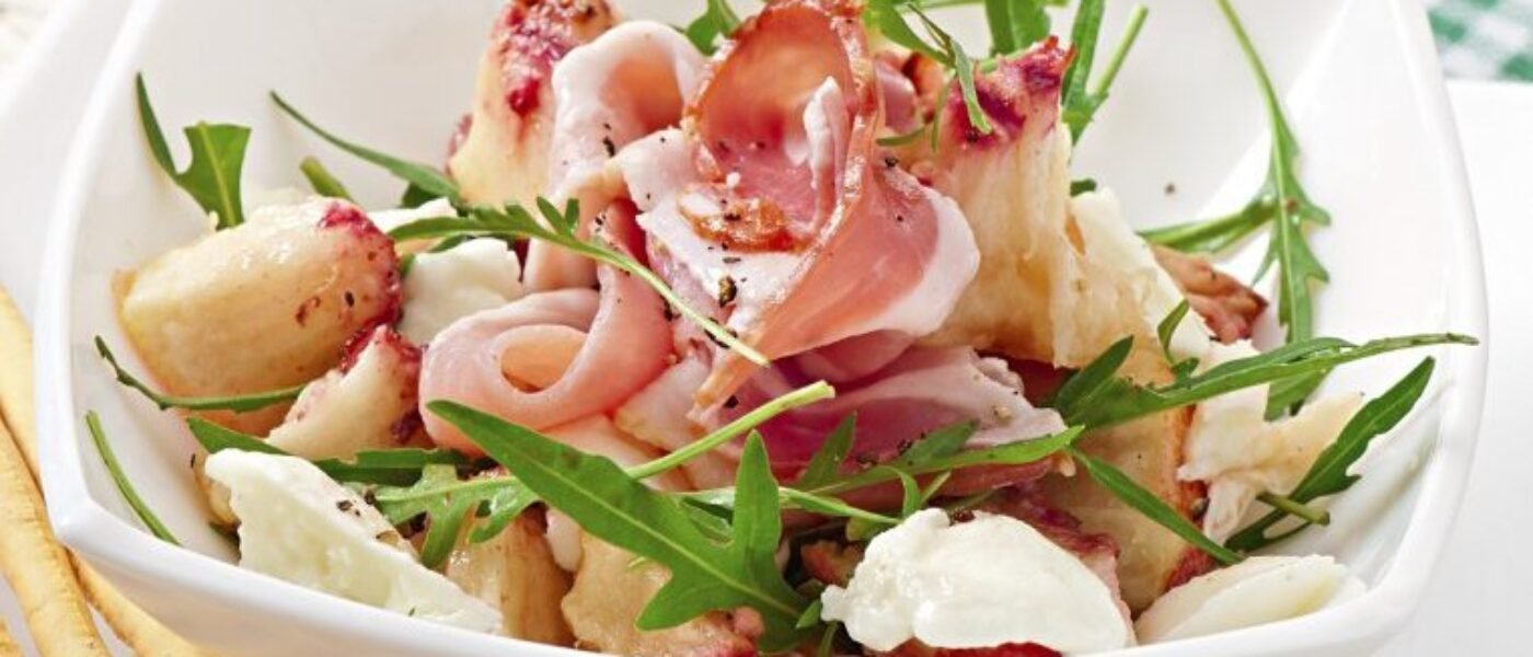 Taliansky šalát s broskyňami, prosciuttom a mozzarellou Taliansky šalát s broskyňami, prosciuttom a mozzarellou