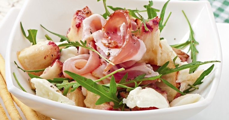 Taliansky šalát s broskyňami, prosciuttom a mozzarellou