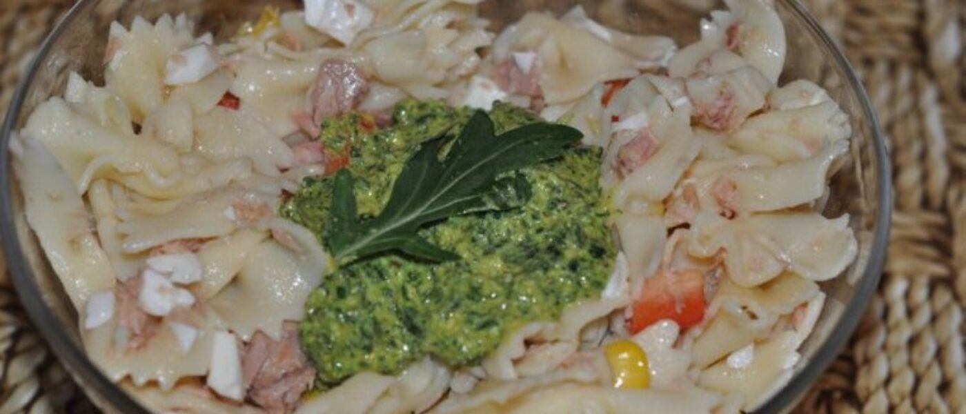 Cestovinový šalát s tuniakom a rukolovým pestom