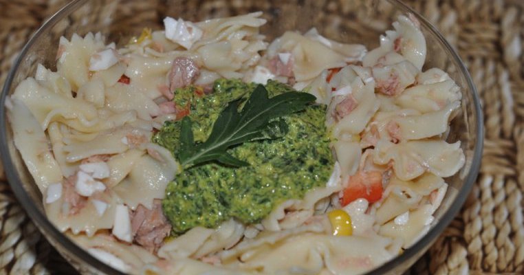 Cestovinový šalát s tuniakom a rukolovým pestom