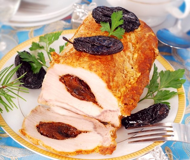 Sviatočná bravčová panenka plnená sušenými slivkami