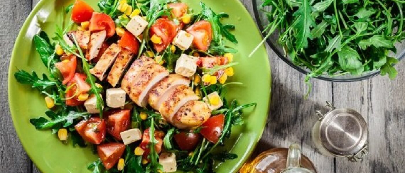 Fresh salad with chicken breast, arugula and tomato Letné jedlo plné sviežosti: Kuracie prsia s rukolou a cherry paradajkami