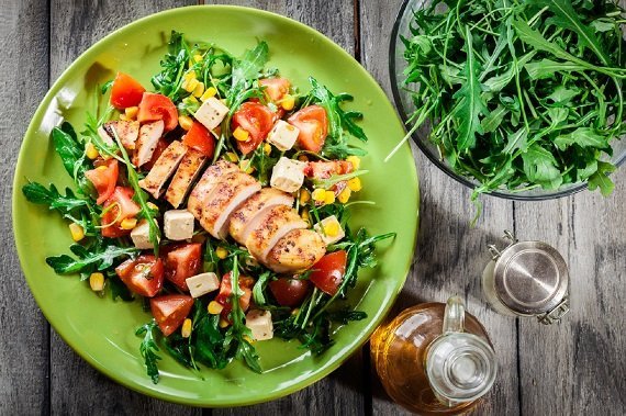 Letné jedlo plné sviežosti: Kuracie prsia s rukolou a cherry paradajkami