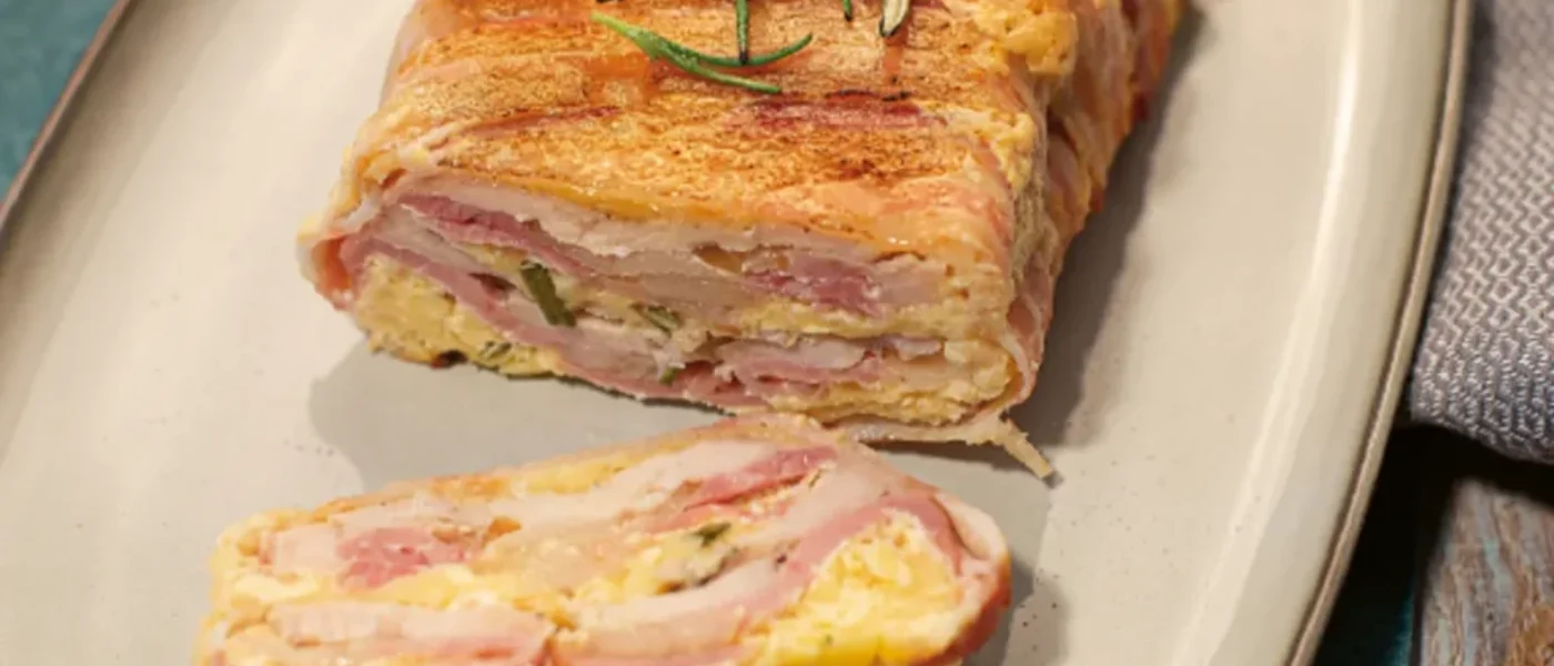 Šťavnatý vrstvený kurací zapekanec so syrom a slaninou