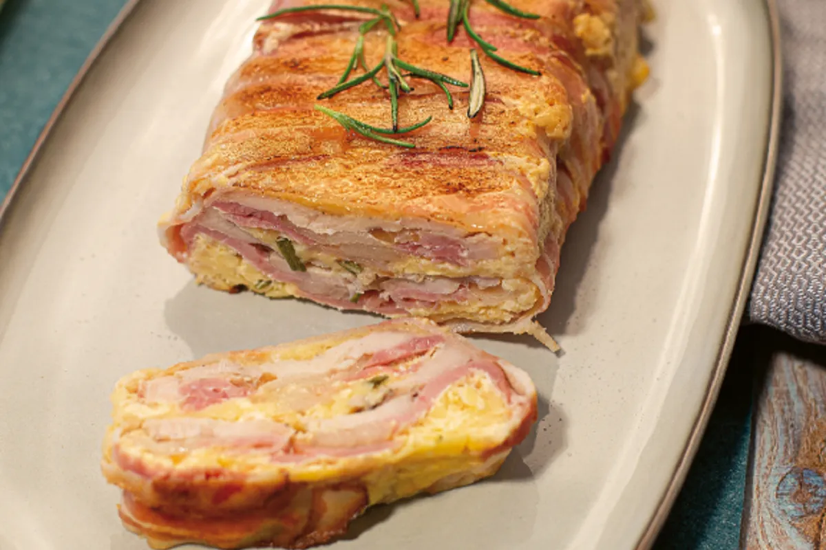 Šťavnatý vrstvený kurací zapekanec so syrom a slaninou