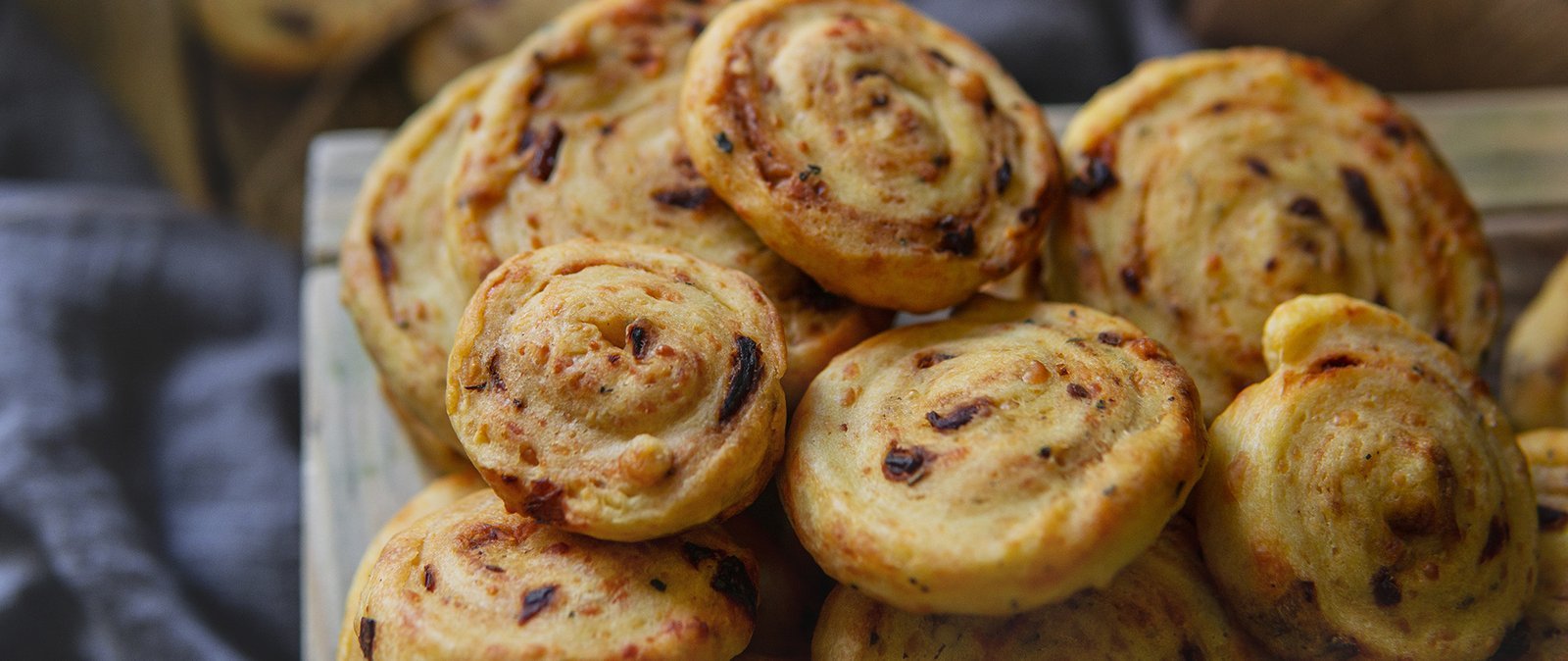 Chrumkavé syrové rolky z lístkového cesta – rýchla pochúťka na Silvestra