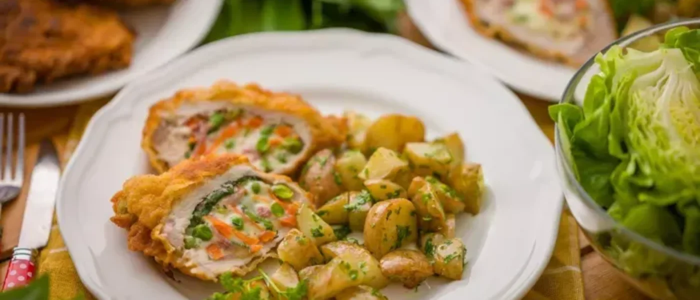 Plnená bravčová kapsa so syrom a petržlenovými novými zemiakmi Plnená bravčová kapsa so syrom a petržlenovými novými zemiakmi