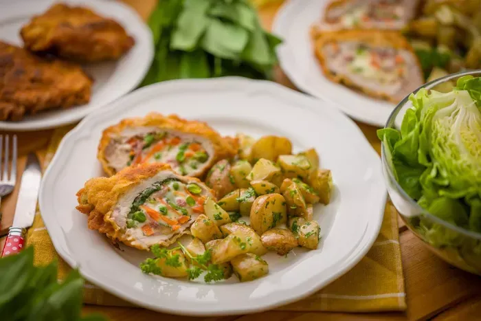 Plnená bravčová kapsa so syrom a petržlenovými novými zemiakmi