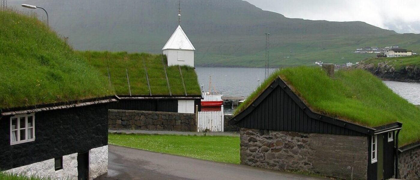 Norðragøta,_Faroe_Islands_(2) 🌿 Zelená Strecha: Budúcnosť Bývania a Ekologický Zázrak