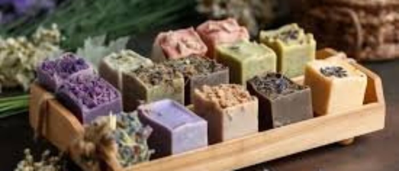 🧼 Návrat k Podstate Čistoty: Prečo Prírodné Mydlá Prepisujú Pravidlá Starostlivosti o Pokožku