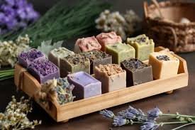 🧼 Návrat k Podstate Čistoty: Prečo Prírodné Mydlá Prepisujú Pravidlá Starostlivosti o Pokožku