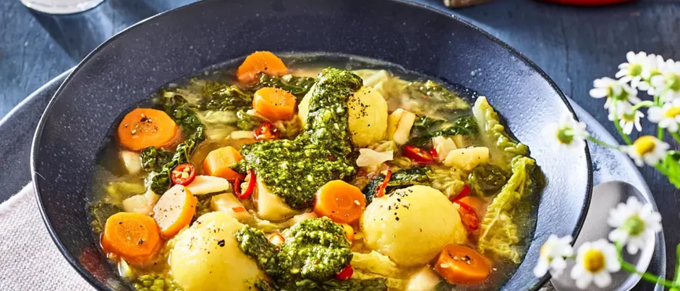 Zeleninový guláš s knedľami a pestom – teplo domova na tanieri Zeleninový guláš s knedľami a pestom – teplo domova na tanieri