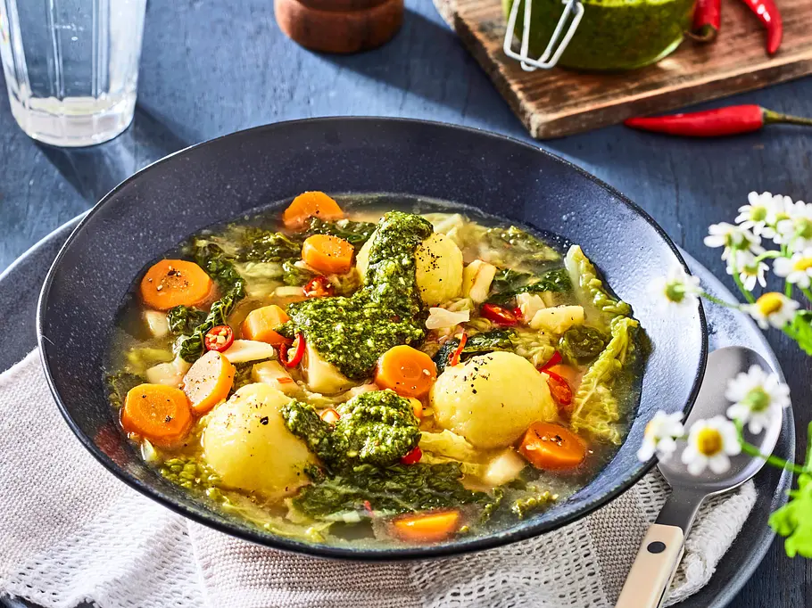 Zeleninový guláš s knedľami a pestom – teplo domova na tanieri