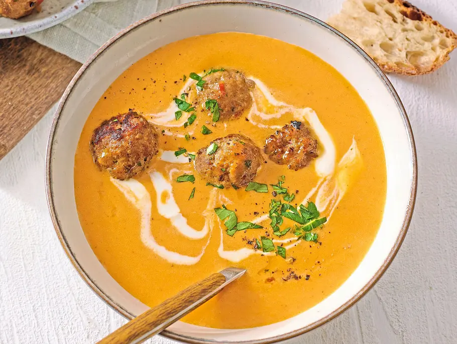 Rýchle mäsové guľôčky v paprikovej polievke – skvelý obed či večera za 20 minút