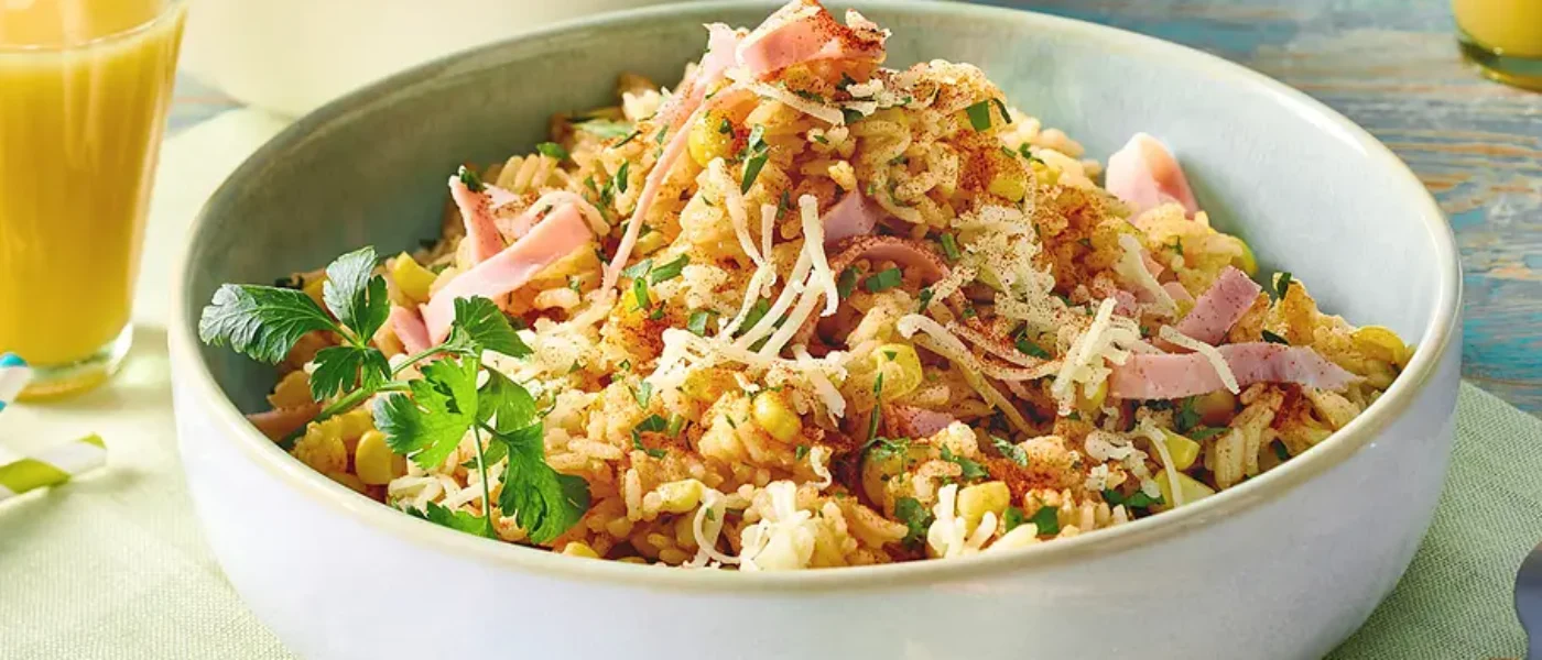 Rýchly syrovo-ryžový pokrm s kukuricou a šunkou – jednoduché a chutné jedlo pre celú rodinu
