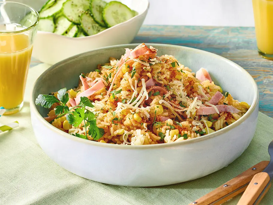 Rýchly syrovo-ryžový pokrm s kukuricou a šunkou – jednoduché a chutné jedlo pre celú rodinu