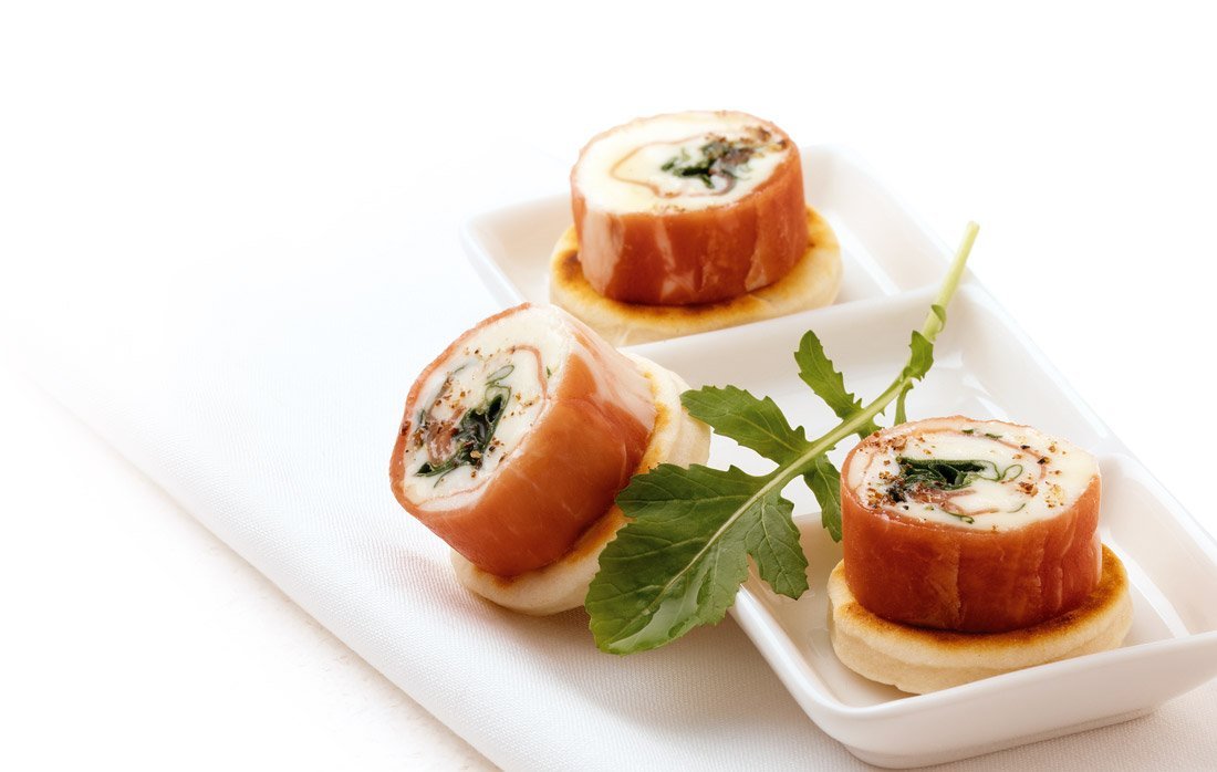 Mini piadiny s parmskou šunkou, stracchinom a rukolou