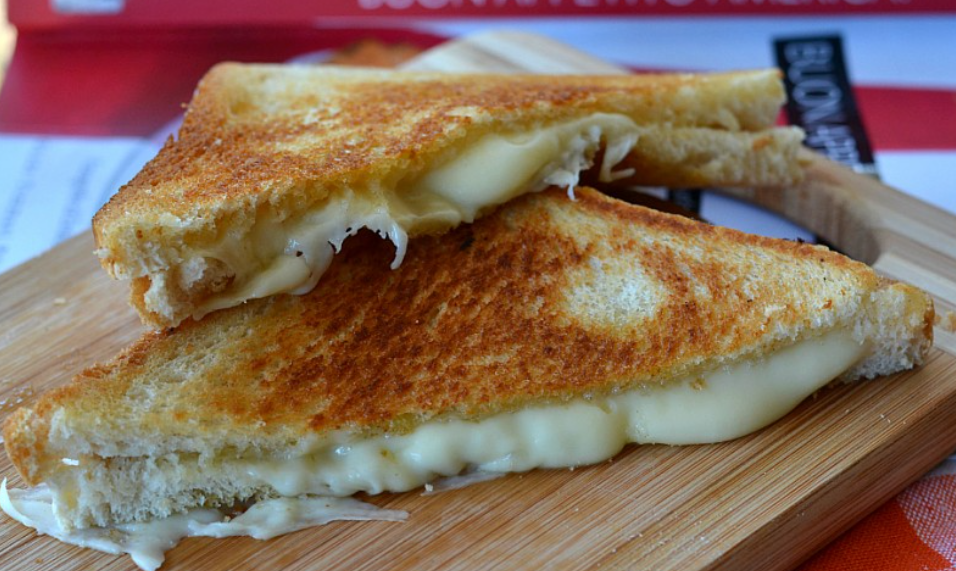 Americký toast s roztopeným syrom – rýchly a lahodný