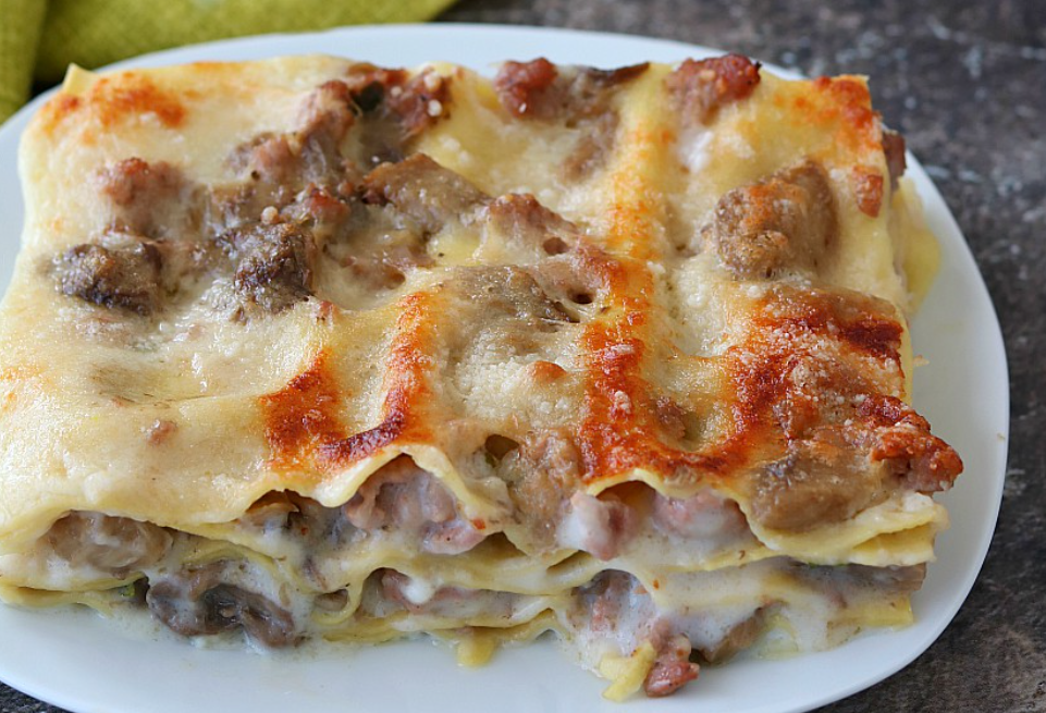 Lasagne s hubami a klobásou: bohatá a chutná lahôdka