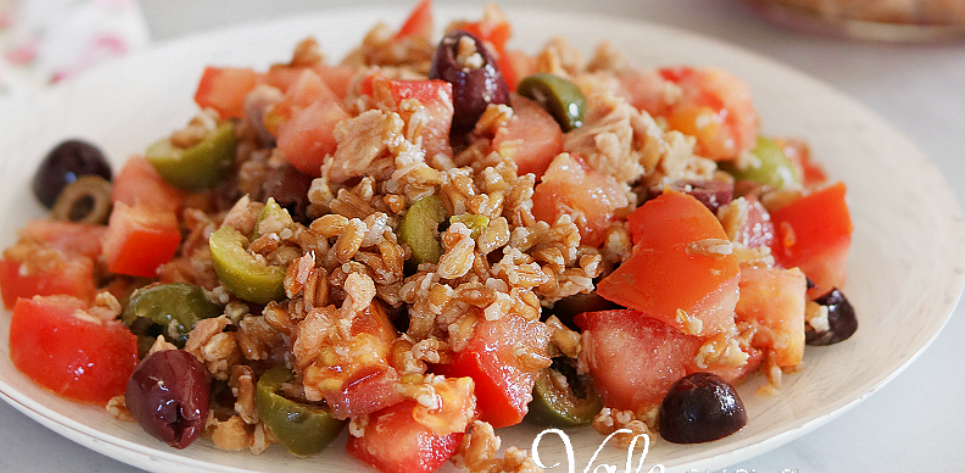 Šalát s tuniakom a paradajkami – svieži, rýchly a ľahký recept