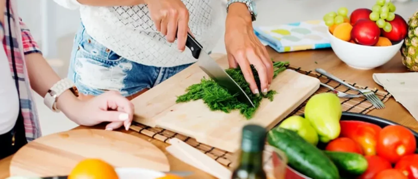 friends-cooking-together-1-768x480 NAJ tipy do kuchyne pre január 2026
